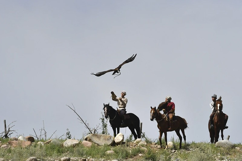 chum-anh-le-hoi-truyen-thong-salbuurun-o-kyrgyzstan-0805-02.jpg