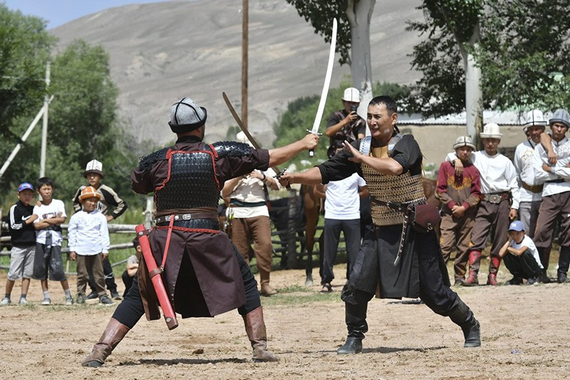 chum-anh-le-hoi-truyen-thong-salbuurun-o-kyrgyzstan-0805-012.jpg