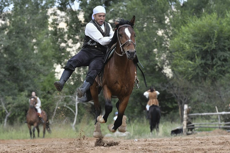 chum-anh-le-hoi-truyen-thong-salbuurun-o-kyrgyzstan-0805-04.jpg