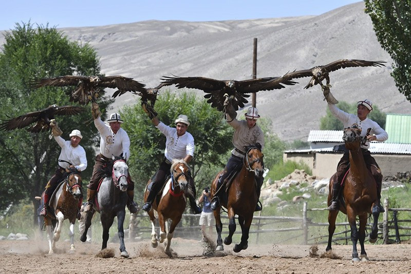 chum-anh-le-hoi-truyen-thong-salbuurun-o-kyrgyzstan-0805-01.jpg