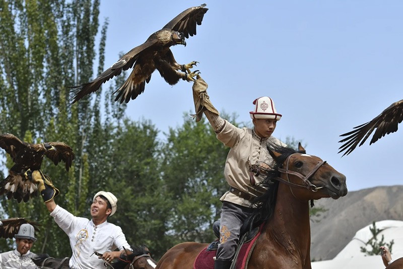 chum-anh-le-hoi-truyen-thong-salbuurun-o-kyrgyzstan-0805-09.jpg