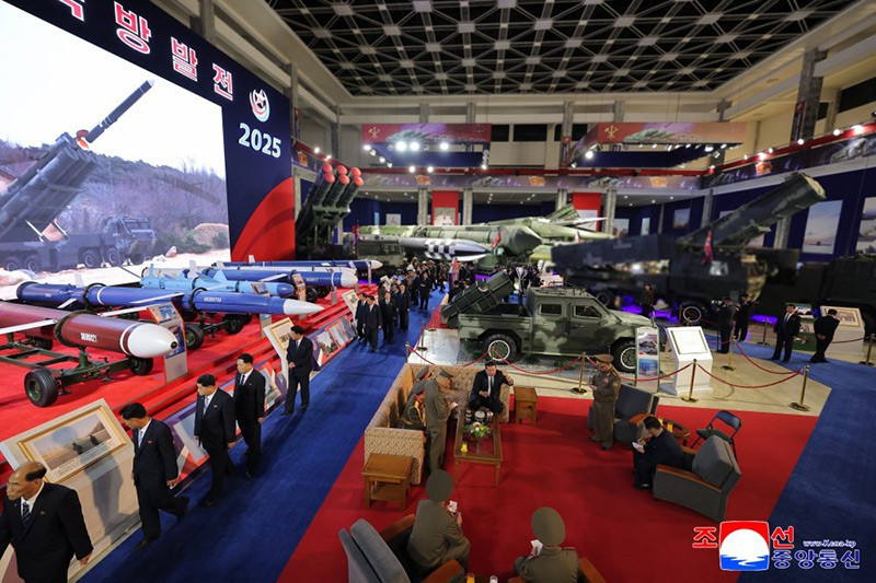 chum-anh-trien-lam-thiet-bi-quan-su-trieu-tien-2025-02.jpg