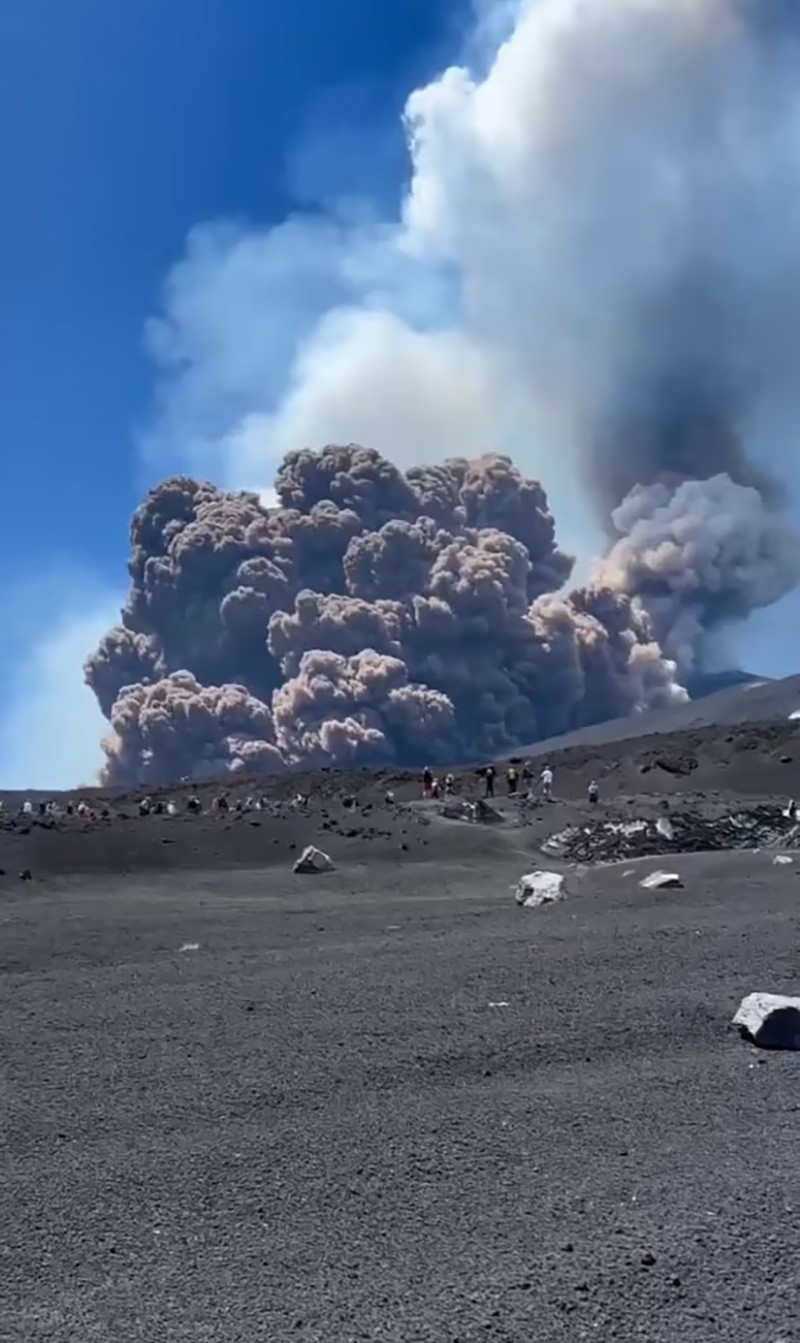 chum-anh-nui-lua-etna-phun-trao-0605-02.jpg