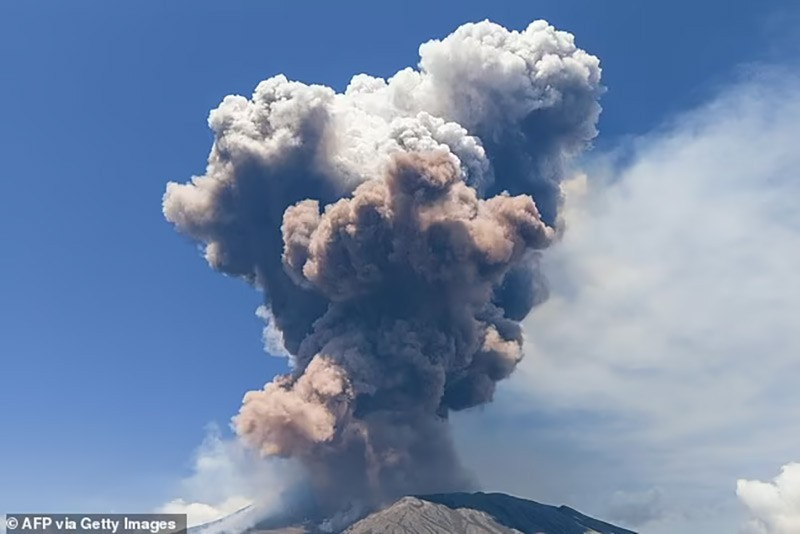 chum-anh-nui-lua-etna-phun-trao-0605-07.jpg