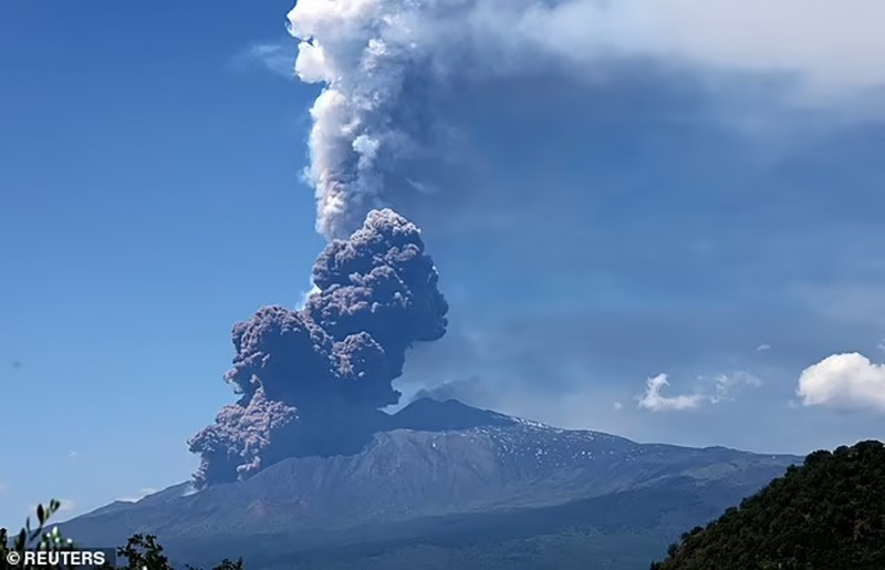 chum-anh-nui-lua-etna-phun-trao-0605-06.jpg
