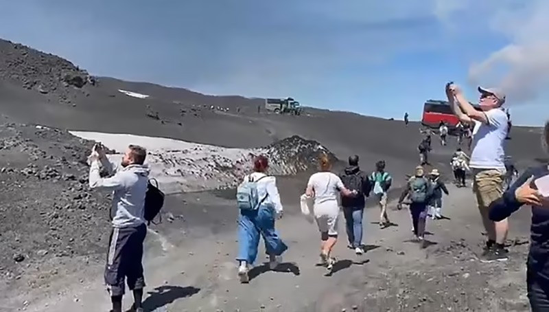 chum-anh-nui-lua-etna-phun-trao-0605-05.jpg