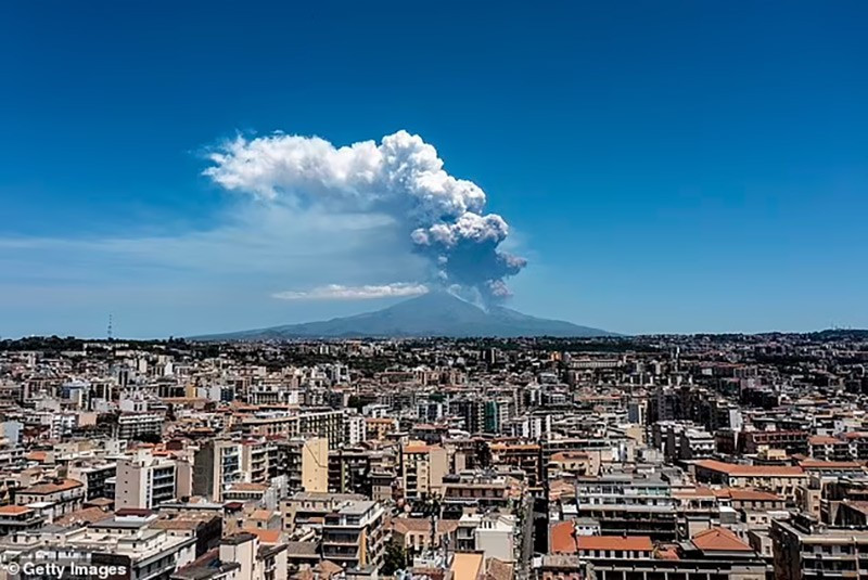chum-anh-nui-lua-etna-phun-trao-0605-014.jpg