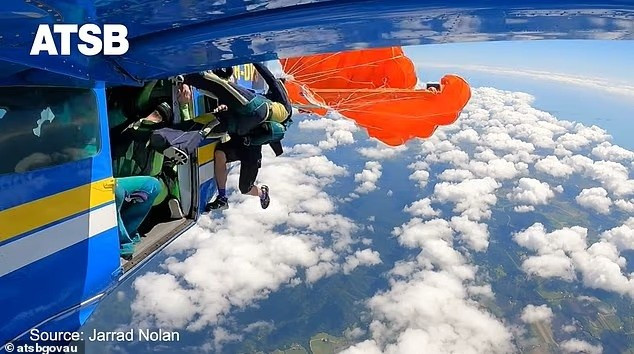 Khoảnh khắc gây thót tim xảy ra khi một người nhảy dù từ độ cao 4.500 mét, chiếc dù bất ngờ mắc vào đuôi máy bay. Sự cố khiến cú nhảy tưởng chừng bình thường trở nên nguy hiểm nghiêm trọng, khoanh-khac-thot-tim-khi-du-mac-vao-duoi-may-bay.jpg