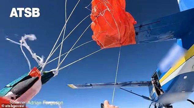 Phi công nhanh chóng nhận ra tình huống bất thường và cố gắng giữ máy bay ổn định. Trong khi đó, người nhảy dù phải vật lộn để thoát khỏi dây mắc, tìm cách giải phóng bản thân trước khi tình hình trở nên tồi tệ hơn. khoanh-khac-thot-tim-khi-du-mac-vao-duoi-may-bay-4.jpg