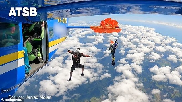 Người nhảy dù vừa rời khỏi cửa máy bay thì dây dù bị cuốn vào phần đuôi. Trong vài giây ngắn ngủi, cơ thể anh ta bị kéo giật mạnh, treo lơ lửng phía sau máy bay đang bay với tốc độ cao, tạo nên tình huống cực kỳ nguy hiểm. khoanh-khac-thot-tim-khi-du-mac-vao-duoi-may-bay-2.jpg