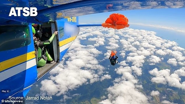 Máy bay lúc đó đang ở độ cao khoảng 4.500 mét, khiến sự cố càng thêm nghiêm trọng. Việc dù mắc vào đuôi khiến người nhảy không thể bung dù chính, đồng thời bị đe dọa bởi lực kéo mạnh từ máy bay đang di chuyển. khoanh-khac-thot-tim-khi-du-mac-vao-duoi-may-bay-3.jpg