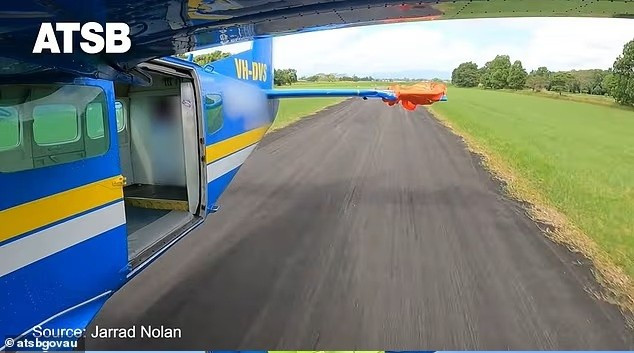 Sau vài phút căng thẳng, người nhảy dù cuối cùng cũng thoát khỏi phần đuôi máy bay. Anh ta kịp bung dù dự phòng, hạ xuống an toàn. Khoảnh khắc này được ghi lại và lan truyền, khiến nhiều người không khỏi rùng mình khi chứng kiến. khoanh-khac-thot-tim-khi-du-mac-vao-duoi-may-bay-5.jpg