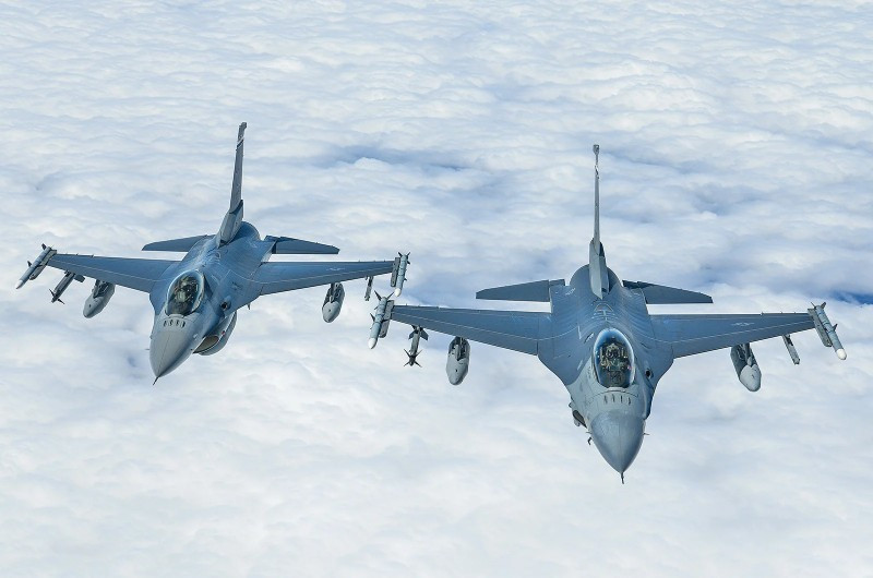 11. Lockheed Martin F-16 Fighting Falcon. Vai trò hiện tại: Đa nhiệm, chủ yếu dùng để tấn công mặt đất Không có khả năng tàng hình, thiếu tên lửa không đối không tầm xa Sử dụng bởi hơn 25 quốc gia, gồm Mỹ, Israel, Thổ Nhĩ Kỳ… 11-chien-dau-co-dinh-cao-dang-thong-tri-bau-troi.jpg