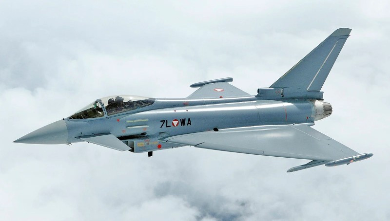 5. Eurofighter Typhoon Do Anh, Đức, Ý, Tây Ban Nha hợp tác phát triển. Ưu điểm: Tốc độ leo cao nhanh, cơ động tốt, vũ khí tầm xa mạnh. Vũ khí: AMRAAM, Meteor, ASRAAM, IRIS-T. Nhược điểm: Giá cao, không có tàng hình radar. 11-chien-dau-co-dinh-cao-dang-thong-tri-bau-troi-12.jpg
