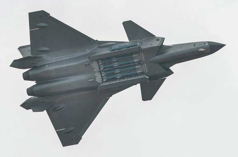 7. Chengdu J-20 ‘Mighty Dragon’. Máy bay tàng hình thế hệ 5 của Trung Quốc. Ưu điểm: Vũ khí tầm xa, khoang vũ khí lớn, khả năng bay siêu âm không cần đốt sau. Nhược điểm: Tàng hình kém hơn F-22, động cơ chưa hoàn thiện 11-chien-dau-co-dinh-cao-dang-thong-tri-bau-troi-10.jpg
