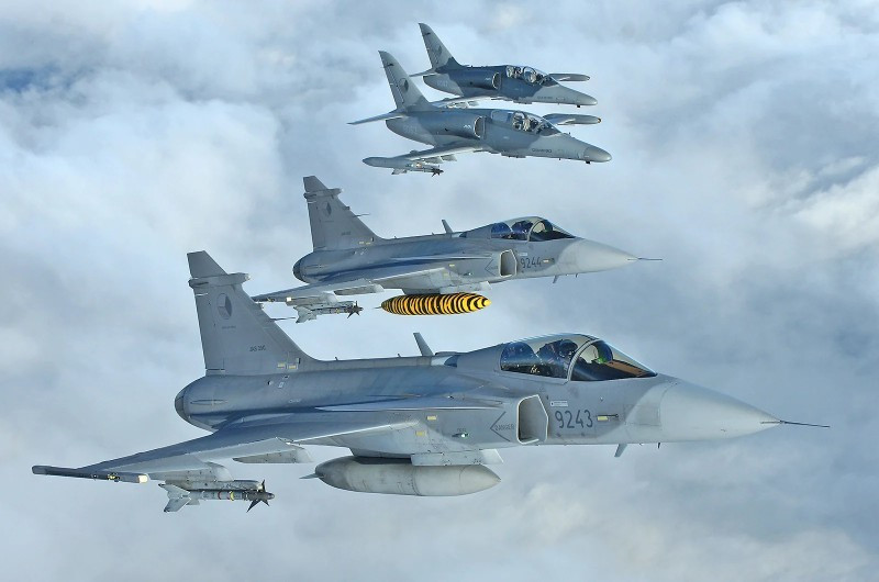 10. Saab JAS 39 Gripen C/D. Thiết kế bởi Thụy Điển. Vũ khí: Tên lửa Meteor tầm xa, phù hợp cho phòng thủ lãnh thổ. Có thể hoạt động từ các căn cứ phân tán, dễ tái nạp nhiên liệu và vũ khí Gripen E thế hệ tiếp theo sẽ có vị trí cao hơn. 11-chien-dau-co-dinh-cao-dang-thong-tri-bau-troi-3.jpg