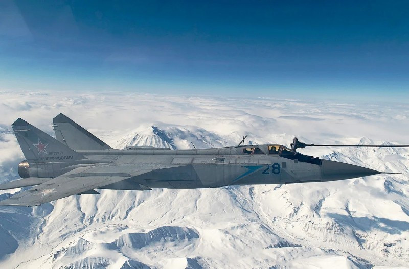 9. Mikoyan MiG-31 ‘Foxhound’. Vai trò: Máy bay đánh chặn hạng nặng, tốc độ tối đa 3000 km/h. Vũ khí: Tên lửa R-37M tầm xa, radar Zaslon-M lớn. Ưu điểm: Tốc độ và tầm hoạt động vượt trội Nhược điểm: Dễ bị phát hiện. 11-chien-dau-co-dinh-cao-dang-thong-tri-bau-troi-5.jpg