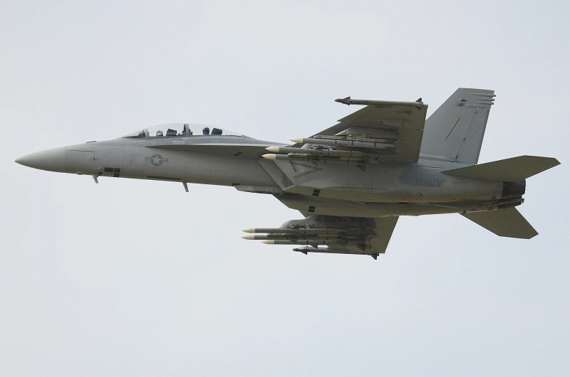 6. Boeing F/A-18E/F Super Hornet. Máy bay chủ lực của Hải quân Mỹ, hoạt động trên tàu sân bay. Ưu điểm: Hệ thống điện tử hiện đại, cơ động cao ở tốc độ thấp. Nhược điểm: Thiếu lực đẩy mạnh, mang vũ khí gây lực cản lớn 11-chien-dau-co-dinh-cao-dang-thong-tri-bau-troi-11.jpg