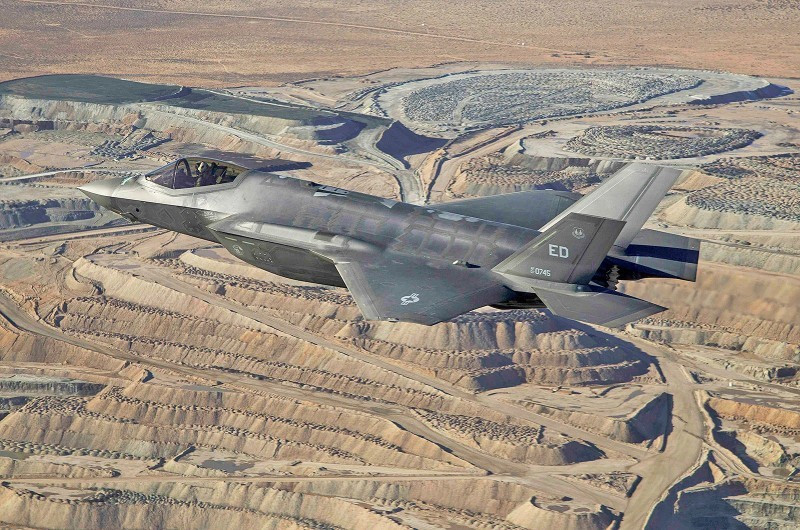 2. Lockheed Martin F-35 Lightning II. Thiết kế để tấn công, hỗ trợ F-22 trong chiếm ưu thế trên không. Ưu điểm: Tàng hình, nhận thức tình huống vượt trội, có 3 biến thể. Nhược điểm: Tốc độ và khả năng cơ động kém máy bay truyền thống 11-chien-dau-co-dinh-cao-dang-thong-tri-bau-troi-16.jpg