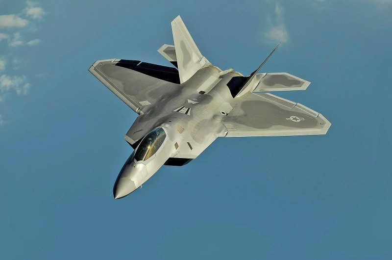 1. Lockheed Martin F-22 Raptor Máy bay tiêm kích thế hệ 5 đầu tiên, vẫn là chuẩn mực hiện nay. Ưu điểm: Tàng hình, bay siêu âm không cần đốt sau, cơ động cao nhờ vòi phun điều hướng. Nhược điểm: Tầm bay ngắn, chi phí bảo trì cao. 11-chien-dau-co-dinh-cao-dang-thong-tri-bau-troi-17.jpg