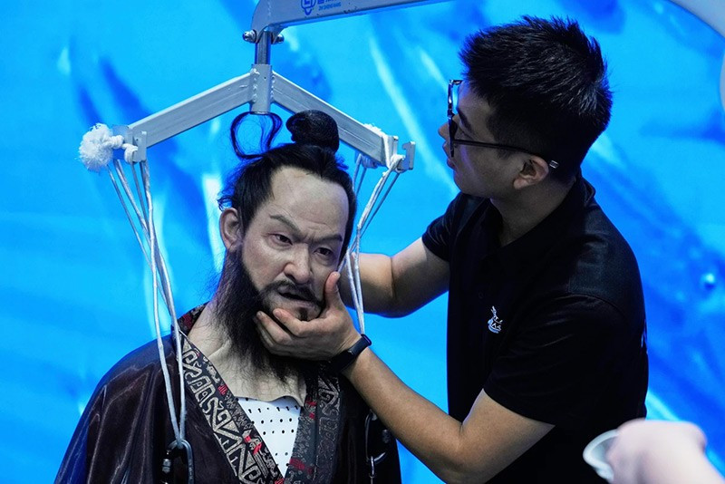 chum-anh-trung-tam-mua-sam-robot-o-trung-quoc-03.jpg