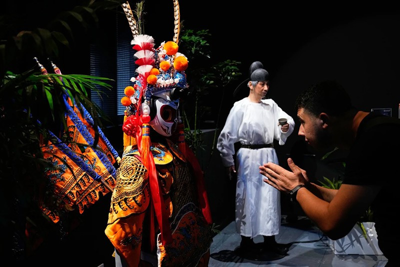 chum-anh-trung-tam-mua-sam-robot-o-trung-quoc-011.jpg