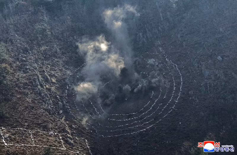 Phương pháp quân sự mới nhằm theo kịp các khía cạnh đang phát triển và xu hướng thay đổi của chiến tranh hiện đại và làm chủ chúng thông qua huấn luyện thực tế, nhằm chuẩn bị kỹ lưỡng cho mọi tình huống chiến đấu. chum-anh-ong-kim-jong-un-thi-sat-can-cu-huan-luyen-kpa-04.jpg