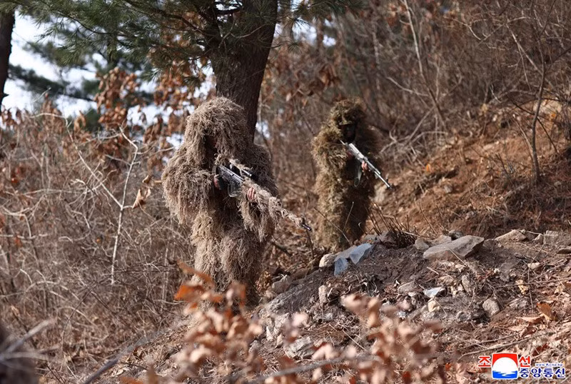 Ông Kim đã lên trạm quan sát để theo dõi cuộc huấn luyện chiến thuật chung và cuộc thi bắn súng nhỏ do binh sĩ từ nhiều đơn vị tác chiến đặc biệt tiến hành và tổ chức theo chương trình huấn luyện. chum-anh-ong-kim-jong-un-thi-sat-can-cu-huan-luyen-kpa-02.jpg