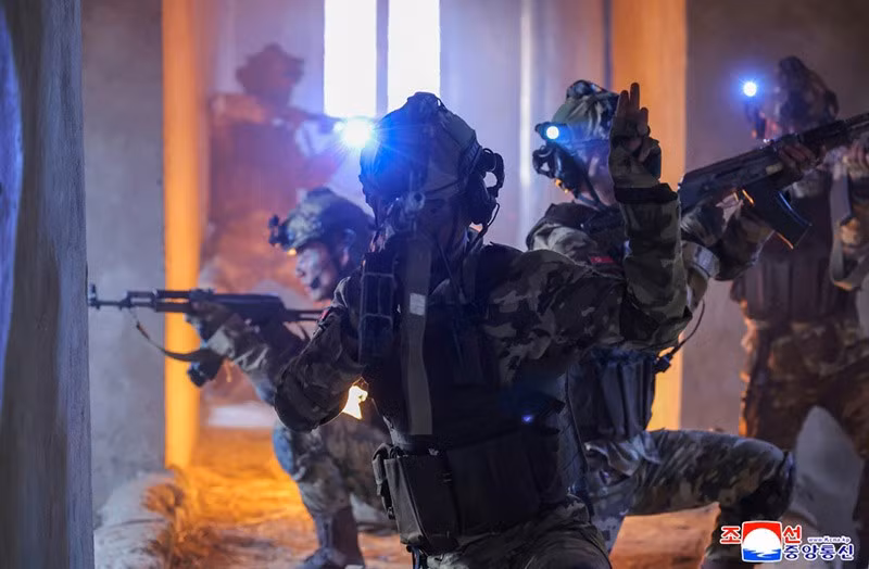 Sau đó, ông Kim xem các cuộc tập trận thể chất đặc biệt chung của binh sĩ đơn vị tác chiến đặc biệt. chum-anh-ong-kim-jong-un-thi-sat-can-cu-huan-luyen-kpa-09.jpg