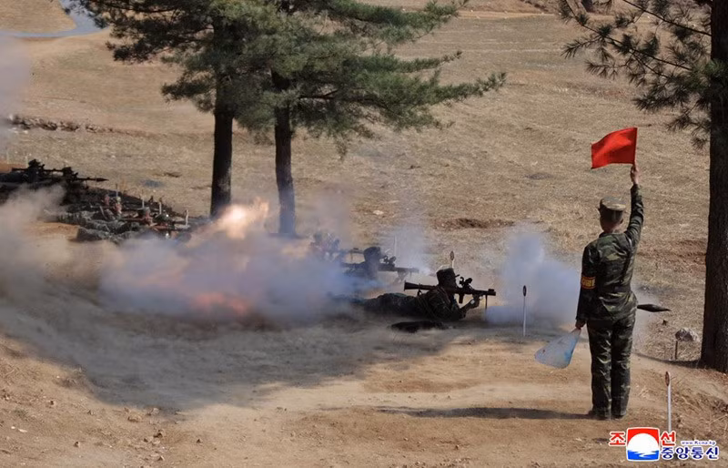 Ông Kim Jong Un đánh giá cao tư tưởng và tinh thần của binh sĩ đang cống hiến cho sứ mệnh và nghĩa vụ cao cả là bảo vệ an ninh của đất nước nước và sự an toàn của nhân dân. chum-anh-ong-kim-jong-un-thi-sat-can-cu-huan-luyen-kpa-05.jpg