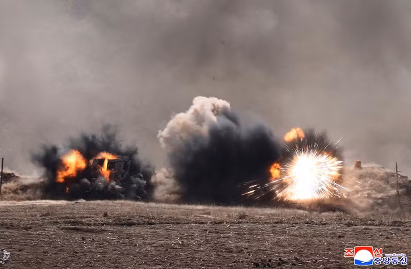 Nhà lãnh đạo Triều Tiên đã chỉ đạo một cuộc diễn tập bắn súng trường tự động và một cuộc diễn tập bắn tỉa của những người tham gia chiến đấu. chum-anh-ong-kim-jong-un-thi-sat-can-cu-huan-luyen-kpa-07.jpg