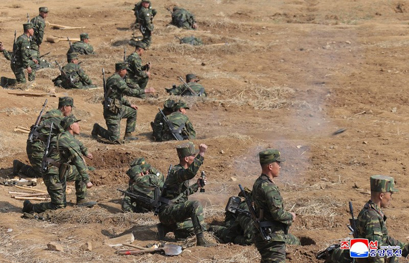 chum-anh-ong-kim-jong-un-thi-sat-can-cu-huan-luyen-kpa-03.jpg
