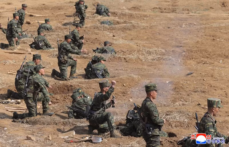 Cuộc huấn luyện nhằm mục đích liên tục khám phá và áp dụng các chiến thuật và phương pháp quân sự mới theo phong cách Triều Tiên để củng cố lực lượng tác chiến đặc biệt. chum-anh-ong-kim-jong-un-thi-sat-can-cu-huan-luyen-kpa-03.jpg