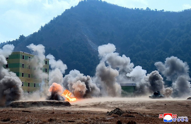 chum-anh-ong-kim-jong-un-thi-sat-can-cu-huan-luyen-kpa-06.jpg