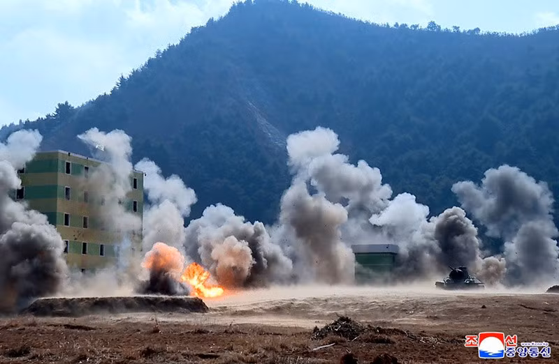 Việc tăng cường lực lượng tác chiến đặc biệt là một thành phần chính trong chiến lược xây dựng quân đội của Triều Tiên hiện nay, ông Kim cho biết và chỉ ra những nhiệm vụ quan trọng để nâng cao năng lực tác chiến đặc biệt. chum-anh-ong-kim-jong-un-thi-sat-can-cu-huan-luyen-kpa-06.jpg