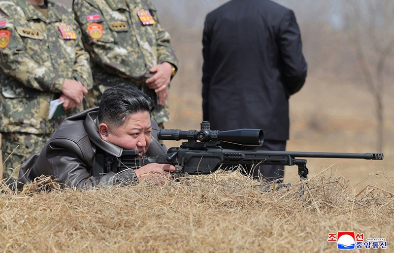 chum-anh-ong-kim-jong-un-thi-sat-can-cu-huan-luyen-kpa-019.jpg