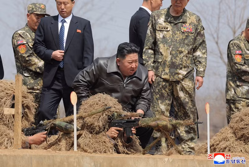 chum-anh-ong-kim-jong-un-thi-sat-can-cu-huan-luyen-kpa-012.jpg