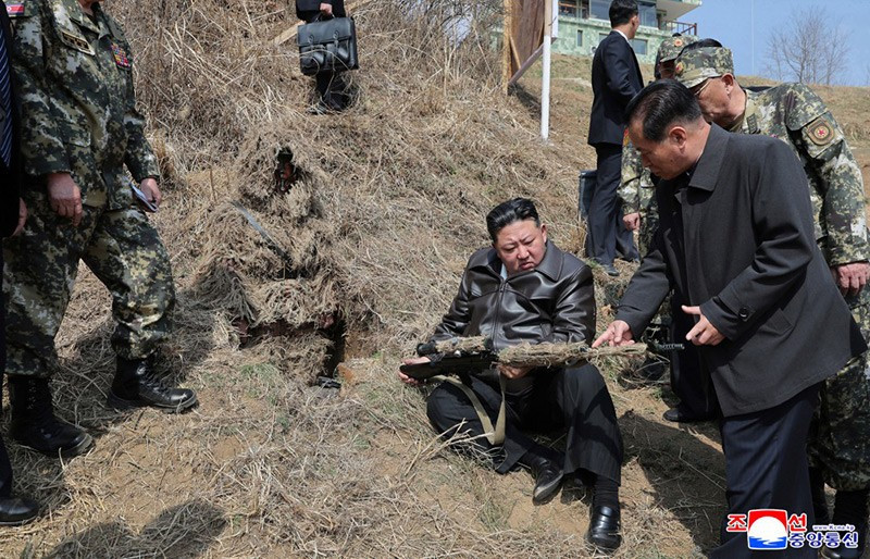 chum-anh-ong-kim-jong-un-thi-sat-can-cu-huan-luyen-kpa-011.jpg