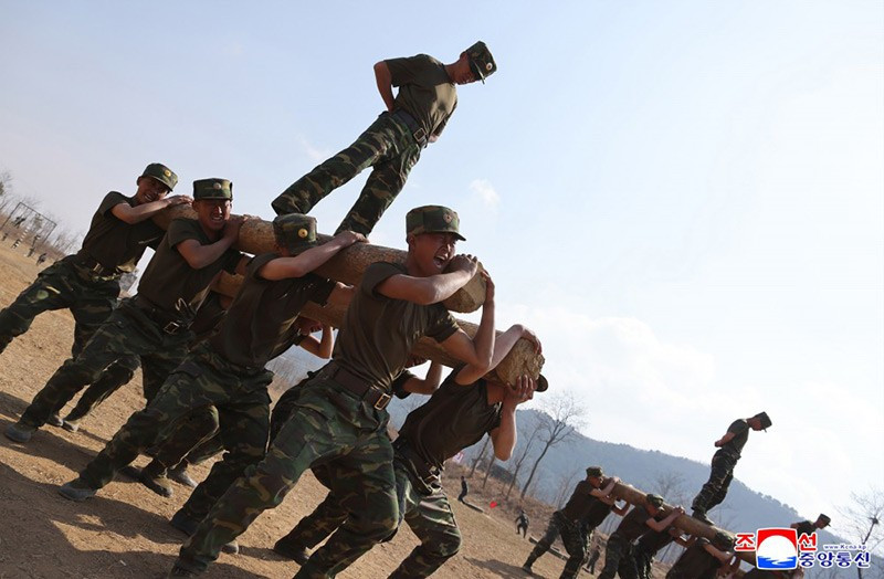 chum-anh-ong-kim-jong-un-thi-sat-can-cu-huan-luyen-kpa-015.jpg