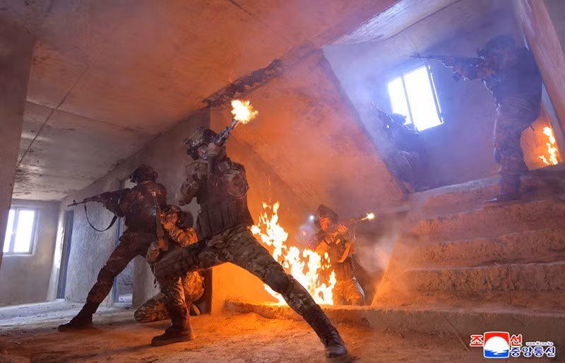 Xem các cuộc tập trận sôi động với tinh thần chiến đấu cao và bản lĩnh anh hùng, ông Kim Jong Un đã động viên các sĩ quan và binh sĩ của lực lượng tác chiến đặc biệt. chum-anh-ong-kim-jong-un-thi-sat-can-cu-huan-luyen-kpa-010.jpg