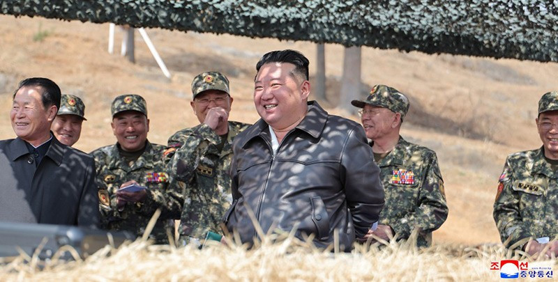chum-anh-ong-kim-jong-un-thi-sat-can-cu-huan-luyen-kpa-01.jpg