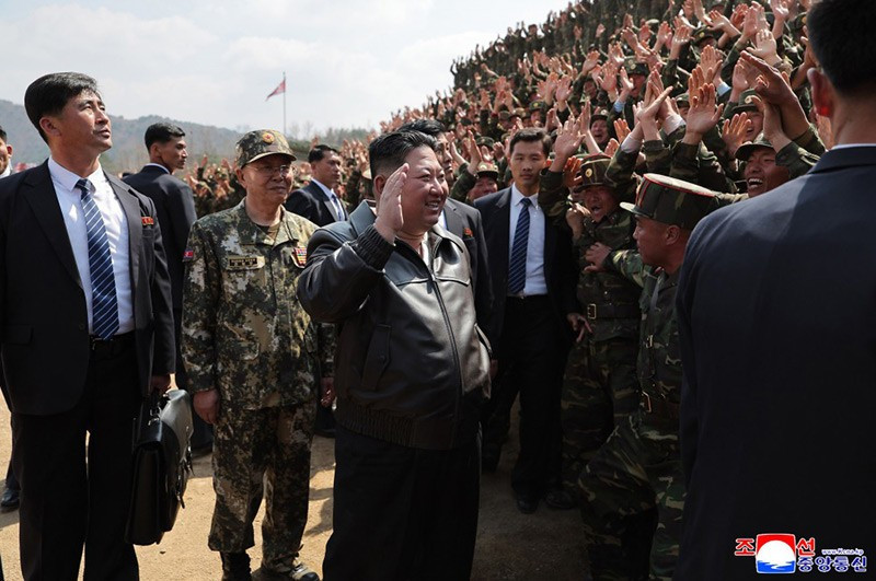 chum-anh-ong-kim-jong-un-thi-sat-can-cu-huan-luyen-kpa-018.jpg
