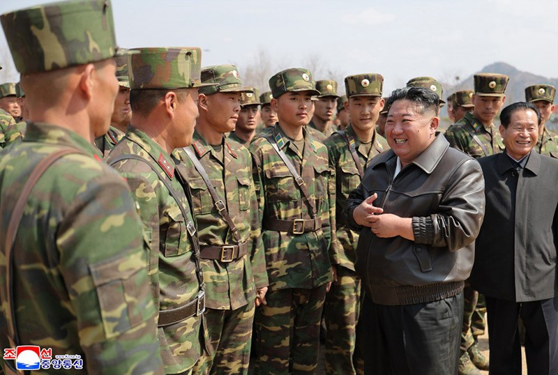 chum-anh-ong-kim-jong-un-thi-sat-can-cu-huan-luyen-kpa-017.jpg