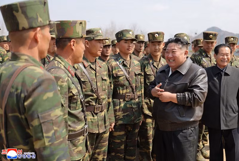 chum-anh-ong-kim-jong-un-thi-sat-can-cu-huan-luyen-kpa-017.jpg