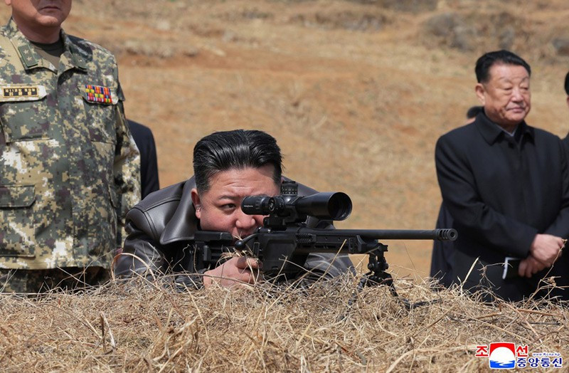 chum-anh-ong-kim-jong-un-thi-sat-can-cu-huan-luyen-kpa-013.jpg