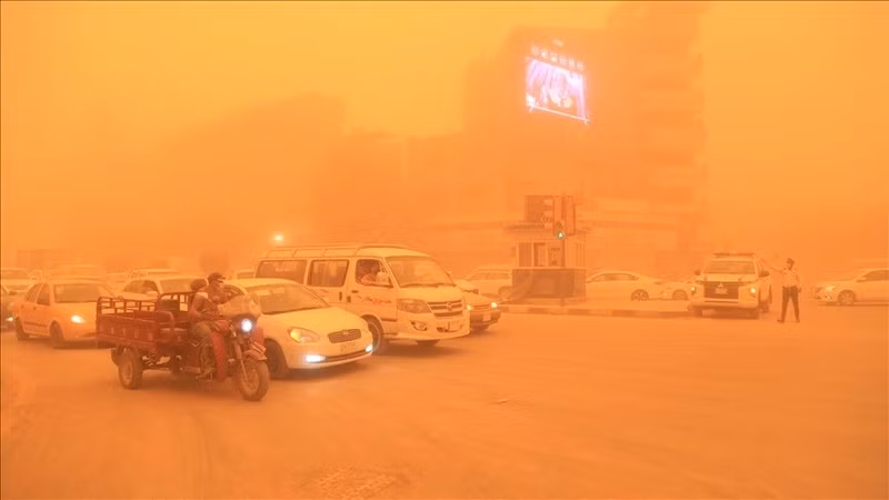 Bão cát khiến tầm nhìn giảm xuống còn chưa đầy 1 km ở một số khu vực. Hoạt động của các sân bay quốc tế tại các thành phố Al-Najaf và Basrah cũng bị gián đoạn. video-bao-cat-du-doi-khien-1800-nguoi-bi-thuong-do-ngat-tho.jpg