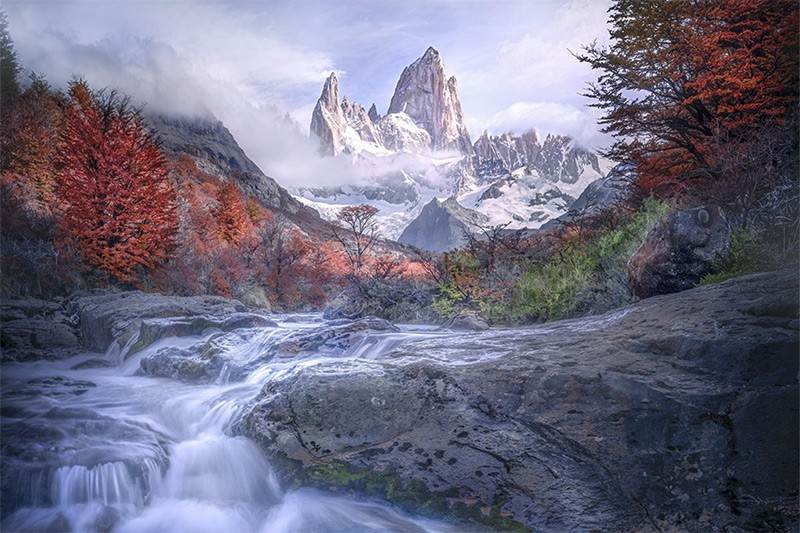 Giải Ba thuộc về Joyce Bealer (Mỹ) với tác phẩm “Fitz Roy and the Cascades” chụp tại Patagonia, Argentina. Ngọn núi Fitz Roy hiện lên hùng vĩ cùng dãy Cascades, tạo khung cảnh thiên nhiên Nam Mỹ đầy sức mạnh và nguyên sơ. chum-anh-phong-canh-dep-khap-the-gioi-1205-05.jpg