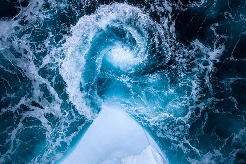 Trong hạng mục “Seascape”, Jeroen Van Nieuwenhove (Iceland) chiến thắng với tác phẩm “Iceberg Spiral” chụp tại Greenland. Bức ảnh khắc họa khối băng trôi xoắn ốc giữa biển lạnh, gợi cảm giác vừa kỳ bí vừa hùng vĩ. chum-anh-phong-canh-dep-khap-the-gioi-1205-012.jpg