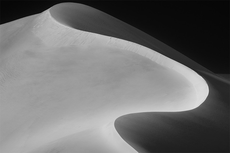 Trong hạng mục “Black and White”, Torsten Pull (mỹ) chiến thắng với tác phẩm “Đường cong” chụp tại Namibia. Bức ảnh đen trắng khắc họa những đường cong của cồn cát, tạo nên vẻ đẹp tối giản nhưng đầy sức mạnh thị giác. chum-anh-phong-canh-dep-khap-the-gioi-1205-014.jpg