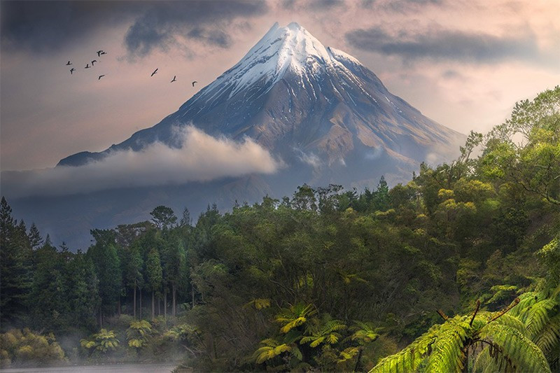 Giành giải Nhất hạng mục “Best Landscape Photography”, Lukas Trixl (Áo) với tác phẩm “The Earth Before the Beginning of Time” chụp ở New Zealand đã tái hiện cảnh nguyên sơ, gợi cảm giác quay về thời kỳ khởi nguyên của Trái Đất. chum-anh-phong-canh-dep-khap-the-gioi-1205-07.jpg